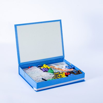 Caja con tapa incorporada para artículos de oficina